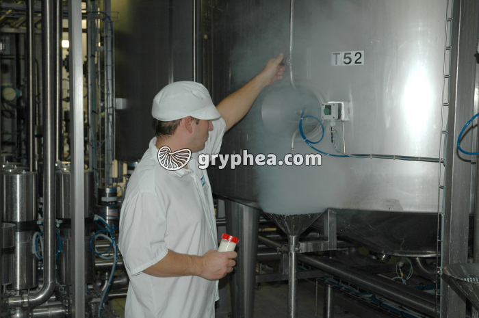 Fabrication des yaourts - Prélèvement échantillon de lait fermenté pour contrôle qualité - gryphea.com